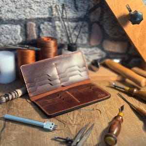 Cartera de cuero hecha a mano GANDAR® LUNARO / Cartera de cuero real personalizada para hombre / Tabaco / Regalo del Día del Padre para hombres / Cartera cosida a mano