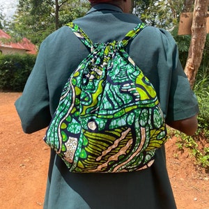 Différents sacs de sport. Sac à dos. sac de tous les jours. sac de gym. Taille ajustable pour enfants et adultes. Afrique. coloré. cousu à la main.