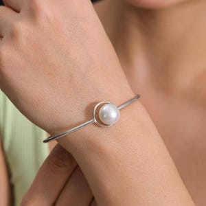 Delicato bracciale di perle / Bracciale sottile in argento sterling / Delicato bracciale di perle vere / Regalo con pietra portafortuna di giugno / Bracciale moderno e minimalista per donna