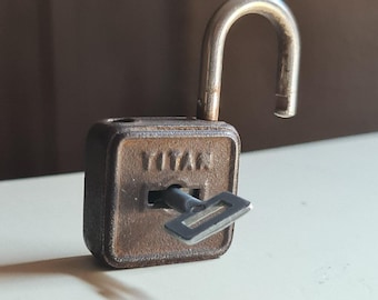 Candado TITAN vintage con llave original, cerradura funcional, cerradura de metal antigua, coleccionable, decoración rústica industrial.