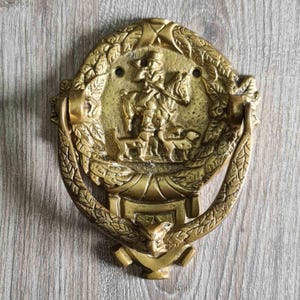 Aldaba de latón vintage con escena de caza, Dinamarca, década de 1920, decoración rústica de cabaña, estilo antiguo, alto relieve.