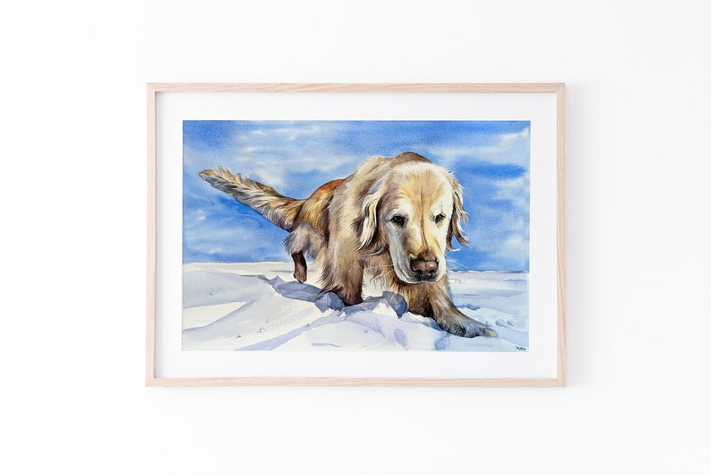 Puede incluir: Pintura acuarela de un perro golden retriever corriendo por la nieve. El perro est&aacute; mirando hacia el suelo y tiene una expresi&oacute;n feliz en su rostro. El fondo es un cielo azul con nubes blancas.