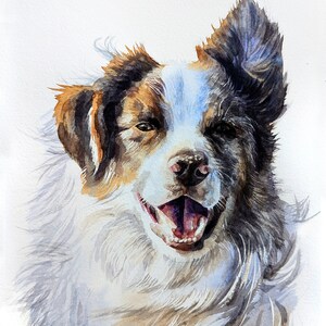 Puede incluir: Pintura acuarela de un perro marr&oacute;n, blanco y negro con una oreja levantada. El perro tiene un hocico blanco y sonr&iacute;e con la boca abierta.