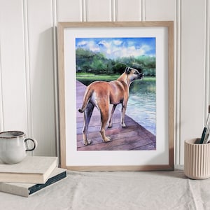 Puede incluir: Una pintura de acuarela de un perro marr&oacute;n de pie en un muelle de madera con vistas a un lago. El perro mira hacia la derecha de la imagen, y el agua es de color azul claro. El cielo es de color azul claro con nubes blancas.