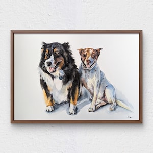 Puede incluir: Pintura de acuarela de dos perros, un pastor australiano blanco y negro y un terrier marr&oacute;n y blanco, sentados uno al lado del otro. El pastor australiano mira hacia la izquierda y el terrier mira hacia la derecha. Ambos perros est&aacute;n sonriendo.