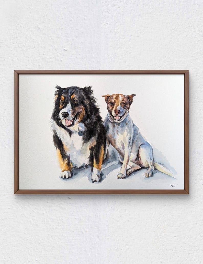 Puede incluir: Pintura de acuarela de dos perros, un pastor australiano blanco y negro y un terrier marr&oacute;n y blanco, sentados uno al lado del otro. El pastor australiano mira hacia la izquierda y el terrier mira hacia la derecha. Ambos perros est&aacute;n sonriendo.