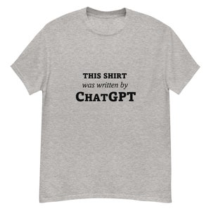 Puede incluir: Una camiseta gris jaspeada con texto negro que dice "THIS SHIRT was written by CHATGPT".