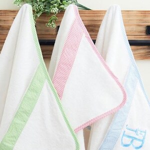 Monogrammed Seersucker Kid&#39;s hooded bath towel