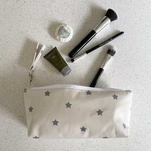 Borsa per il trucco in tela cerata / Borsa per cosmetici / Borsa da toeletta / Borsa per gadget / Borsa con cerniera / Completamente foderata / Fatta a mano / Stelle / Tirazip