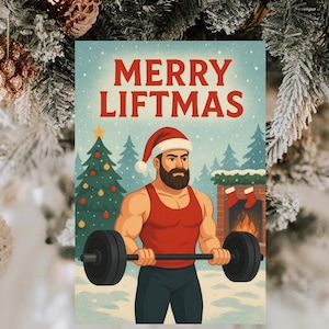 Può includere: Biglietto d'auguri a tema natalizio con la scritta "MERRY LIFTMAS". L'illustrazione presenta un uomo muscoloso con un cappello da Babbo Natale che solleva un bilanciere. Un albero di Natale e un camino sullo sfondo.
