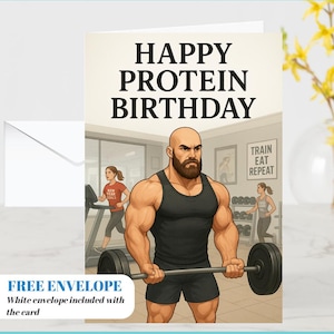 Puede incluir: Una tarjeta de cumpleaños con el texto "HAPPY PROTEIN BIRTHDAY" muestra a un hombre musculoso levantando pesas en un gimnasio. La tarjeta incluye el texto "FREE ENVELOPE" y "White envelope included with the card."