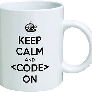 Peut inclure: Mug en céramique blanche avec l'inscription noire "KEEP CALM AND <CODE> ON" et une couronne. La tasse a une anse incurvée. Idéale pour le café ou le thé, c'est un cadeau parfait pour les codeurs.