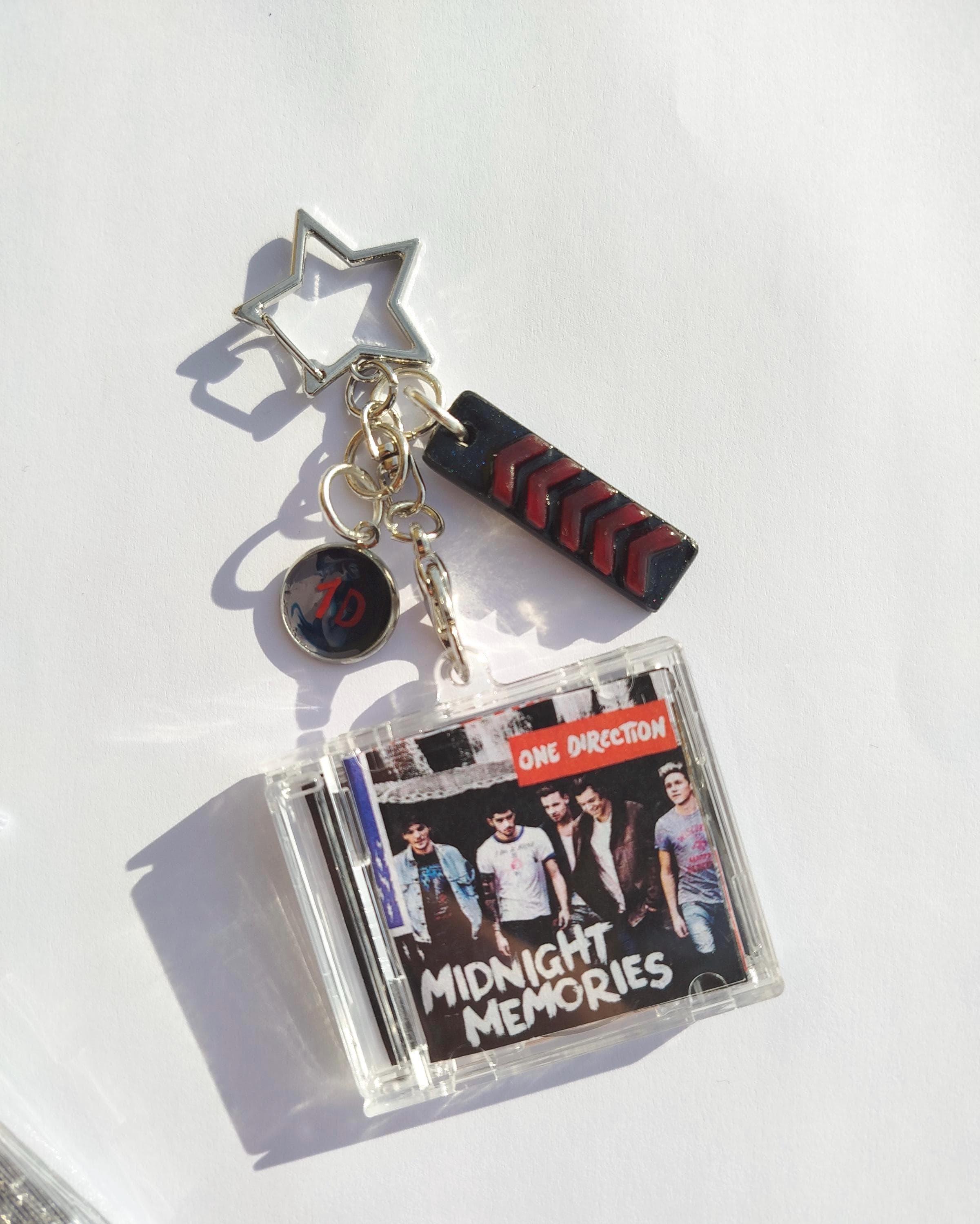 One direction charm - Etsy México, image size:2401x3000