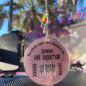 Auto Anhänger One Direction “in diesem Auto hören wir One Direction” Mikrofone und Spiegelkugel - Geburtstag Weihnachtsgeschenk Dirigent 1D Fan