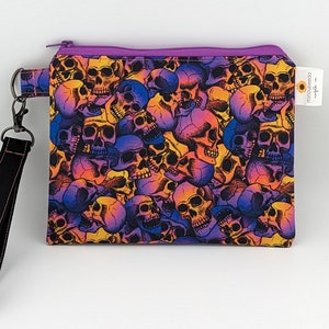 Cartera de mano morada con diseño de calaveras de arcoíris - Bolso pequeño de bruja - Estuche con cremallera y correa