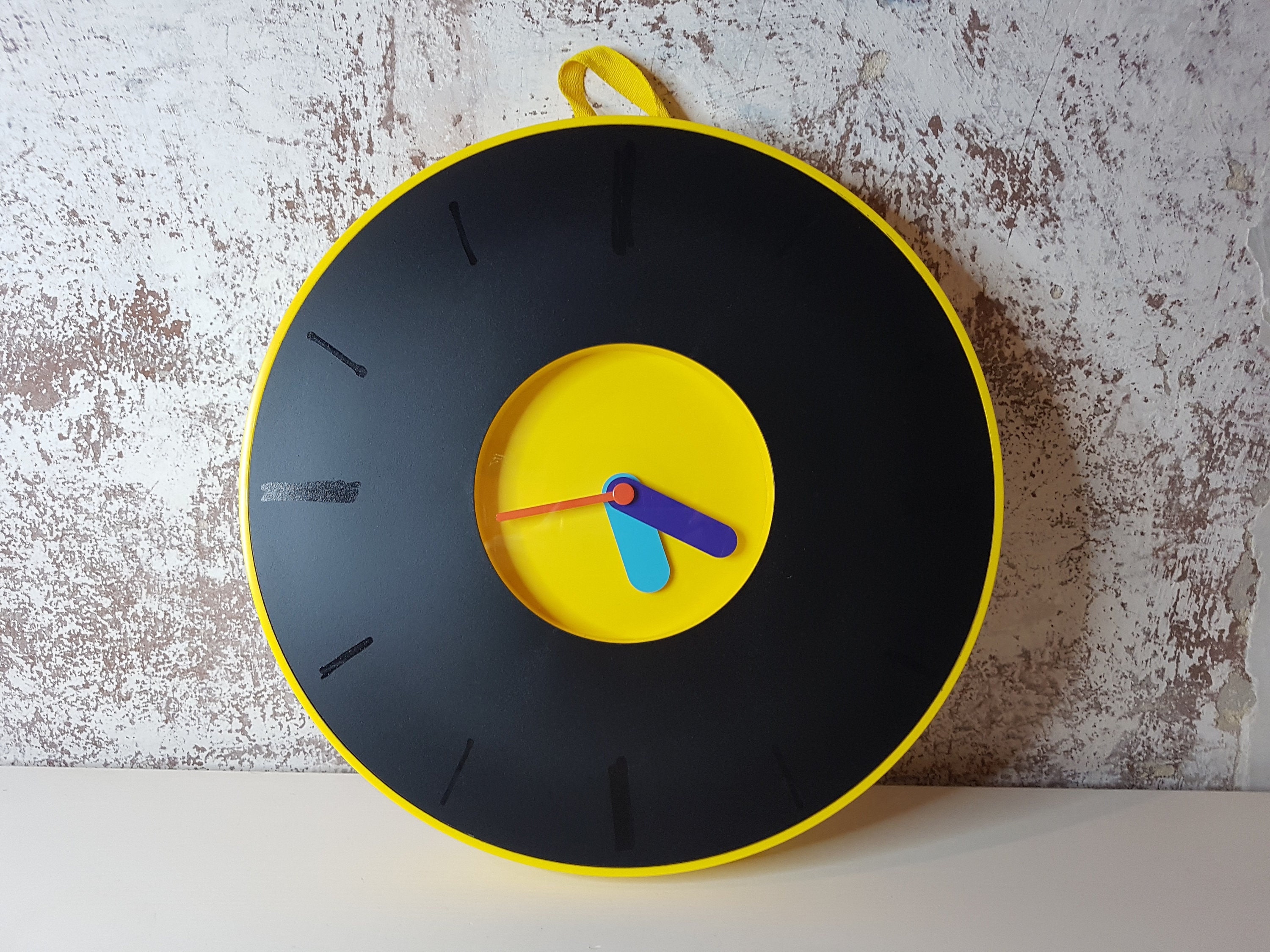 Reloj Ikea Pladdra de los anos 90 Reloj de pared de plastico amarillo negro para ninos Diseno de Chenya Ke Etsy Mexico