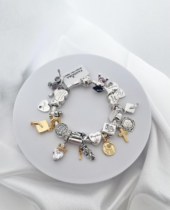 Pandora ゴールドブレスレットとシルバーキーホルダー パンドラ製ブレスレット、ゴールドとシルバーの宗教的な娘の卒業を