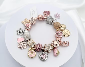 Pulsera con dije de cadena de serpiente en oro rosa y dijes de plata de ley