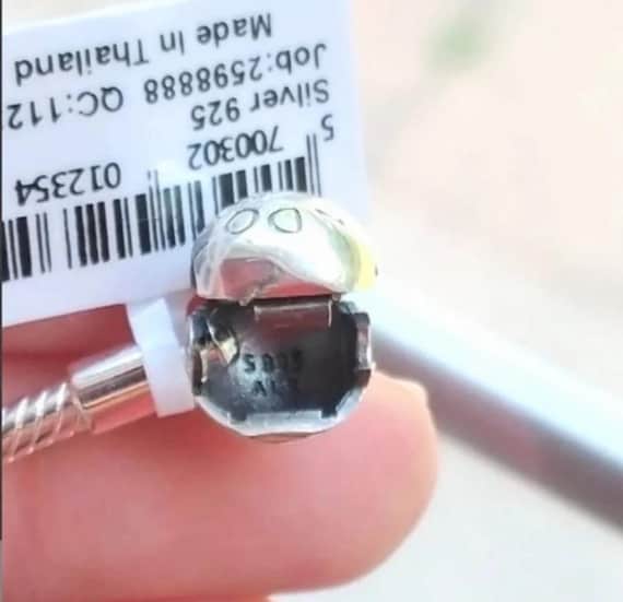 ローズゴールド、ピンク、シルバーのママをテーマにしたチャーム付き