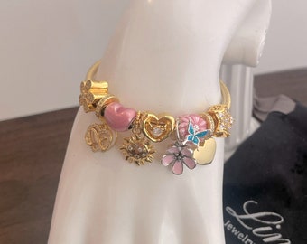 Pulsera de cadena de serpiente de oro amarillo Linx con dijes dorados y rosas