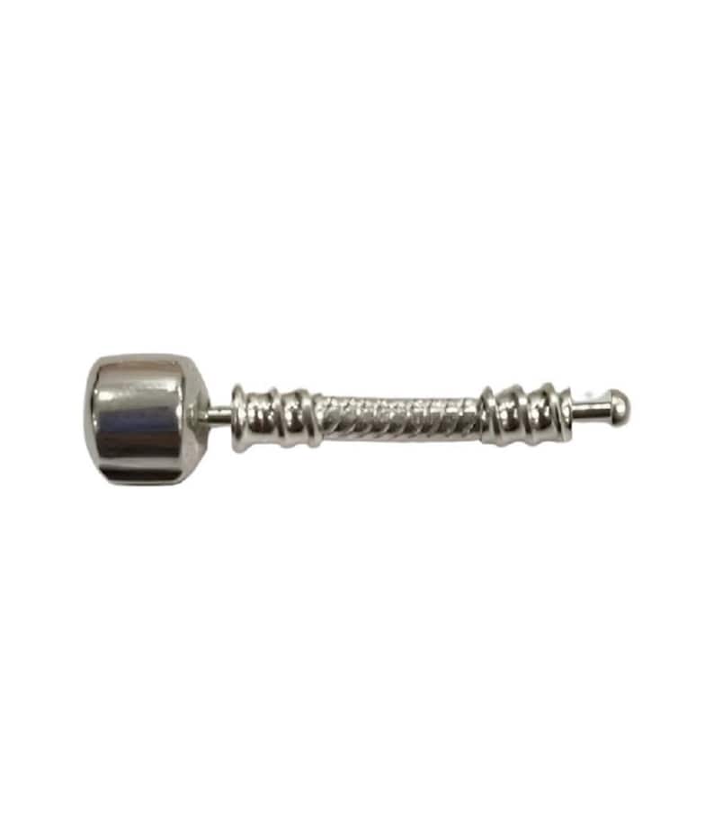 Puede incluir: Conector de pulsera de charms de plata con un dise&ntilde;o trenzado y una cuenta redonda en un extremo.