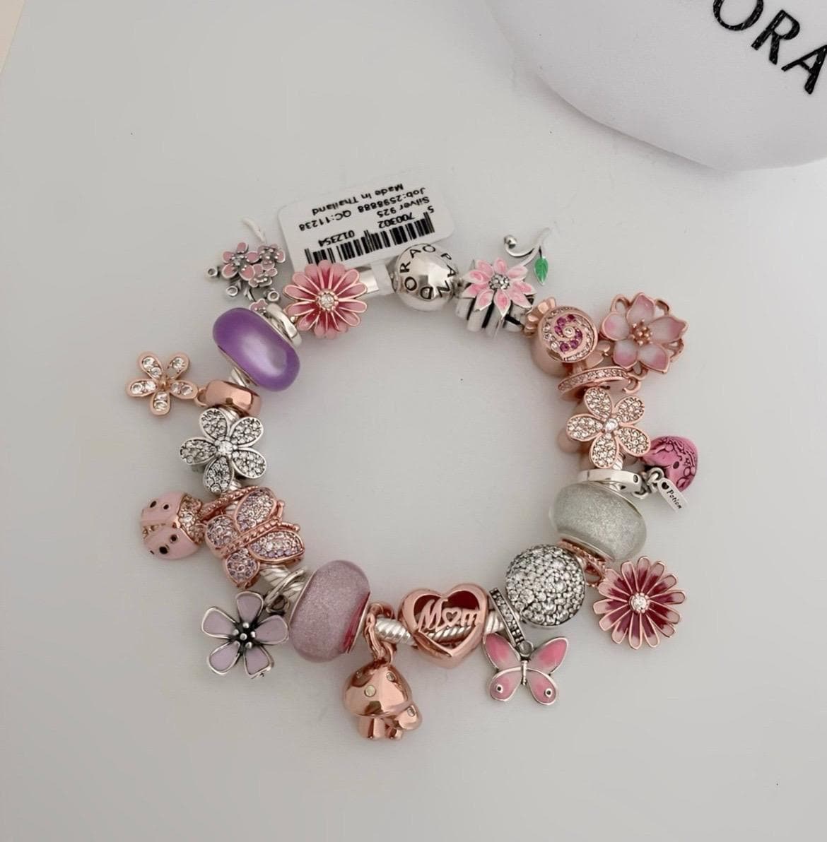 ローズゴールド、ピンク、シルバーのママをテーマにしたチャーム付き
