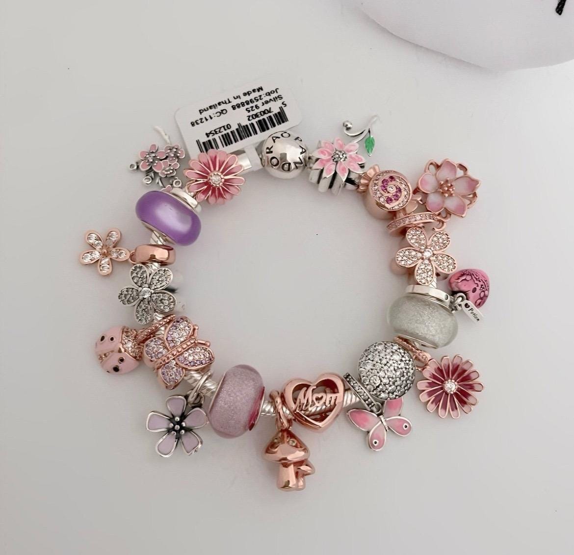 ローズゴールド、ピンク、シルバーのママをテーマにしたチャーム付き