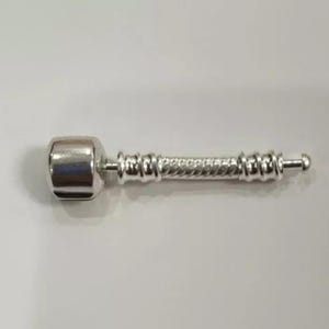 Puede incluir: Conector de pulsera de charms de plata con un dise&ntilde;o trenzado y una tapa redonda.