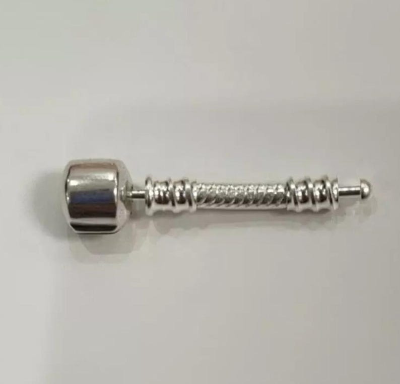 Puede incluir: Conector de pulsera de charms de plata con un dise&ntilde;o trenzado y una tapa redonda.