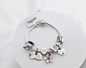 娘の卒業をテーマにしたチャームが付いたパンドラのブレスレット