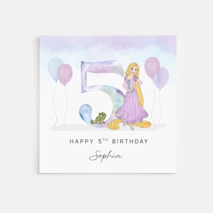 Peut inclure: Une illustration aquarelle d'une fille aux longs cheveux blonds portant une robe violette et tenant un caméléon. La fille se tient devant un grand chiffre 5 avec un fond aquarelle. Le texte "Happy 5th Birthday Sophia" est sous l'illustration.