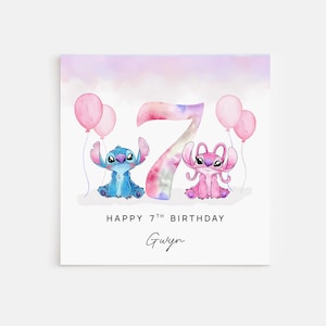 Peut inclure: Carte d'anniversaire carr&eacute;e avec des personnages Stitch et Angel, le chiffre 7 et des ballons roses. Le texte "HAPPY 7TH BIRTHDAY" et un nom sont pr&eacute;sents sur un fond pastel.