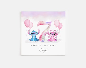以下が含まれることがあります： スティッチとエンジェルのキャラクターが描かれた正方形の誕生日カード。7の数字とピンクの風船があり、「HAPPY 7TH BIRTHDAY」の文字と名前がパステルカラーの背景に配置されています。