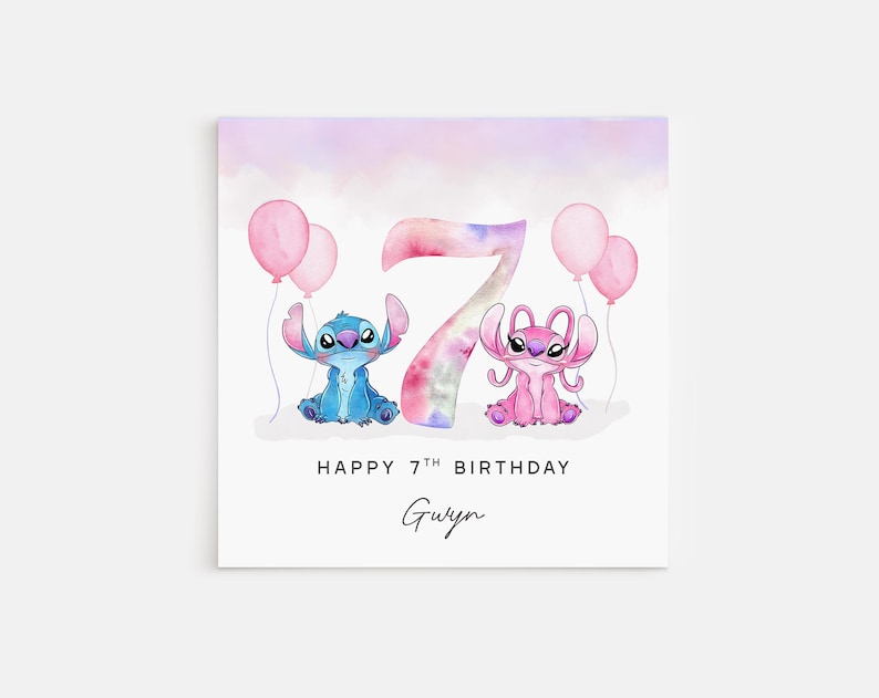 Peut inclure: Carte d'anniversaire carr&eacute;e avec des personnages Stitch et Angel, le chiffre 7 et des ballons roses. Le texte "HAPPY 7TH BIRTHDAY" et un nom sont pr&eacute;sents sur un fond pastel.