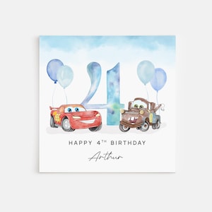 Peut inclure: Une carte d'anniversaire en aquarelle avec un numéro quatre bleu, deux voitures de dessin animé et des ballons bleus. Le texte indique "Joyeux 4ème anniversaire Arthur".