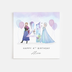 Pode incluir: Um cart&atilde;o de anivers&aacute;rio com as personagens Elsa e Anna do filme Frozen. O cart&atilde;o tem um fundo de aquarela com um esquema de cores roxo e azul. O n&uacute;mero 4 est&aacute; no fundo com o texto "Feliz 4&ordm; anivers&aacute;rio Alice".