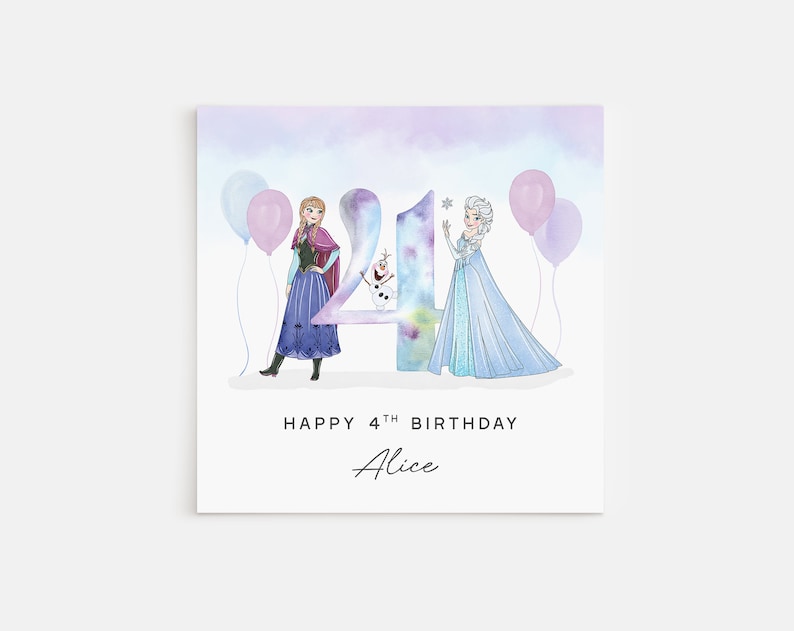 Pode incluir: Um cart&atilde;o de anivers&aacute;rio com as personagens Elsa e Anna do filme Frozen. O cart&atilde;o tem um fundo de aquarela com um esquema de cores roxo e azul. O n&uacute;mero 4 est&aacute; no fundo com o texto "Feliz 4&ordm; anivers&aacute;rio Alice".