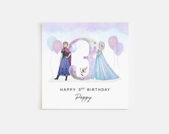 Puede incluir: Una tarjeta de cumpleaños con una ilustración de acuarela de Elsa y Anna de Frozen, de pie frente a un gran número 3. La tarjeta tiene un fondo azul claro con globos rosas y morados. El texto "Happy 3rd Birthday Poppy" está impreso debajo de la ilustración.