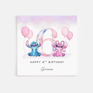 Peut inclure: Carte d'anniversaire avec des illustrations de Stitch et Angel, des ballons roses et le chiffre 6. Le texte indique "Happy 6th Birthday" et "Grace". Le fond est un lavis d'aquarelle rose et violet.