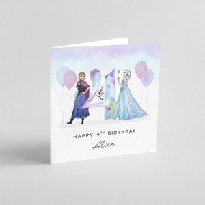 Pode incluir: Um cart&atilde;o de anivers&aacute;rio com uma ilustra&ccedil;&atilde;o em aquarela de Elsa e Anna de Frozen em p&eacute; na frente do n&uacute;mero 4. O cart&atilde;o tem um fundo azul claro, roxo e rosa com nuvens brancas e bal&otilde;es. O texto "Happy 4th Birthday Alice" est&aacute; impresso no cart&atilde;o.