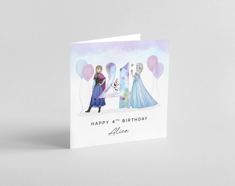 Pode incluir: Um cart&atilde;o de anivers&aacute;rio com uma ilustra&ccedil;&atilde;o em aquarela de Elsa e Anna de Frozen em p&eacute; na frente do n&uacute;mero 4. O cart&atilde;o tem um fundo azul claro, roxo e rosa com nuvens brancas e bal&otilde;es. O texto "Happy 4th Birthday Alice" est&aacute; impresso no cart&atilde;o.