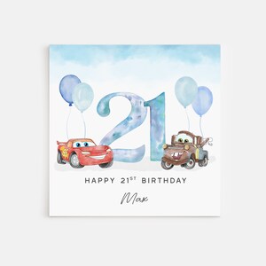 Peut inclure: Une carte d'anniversaire en aquarelle bleue avec le numéro 21 et les mots "Happy 21st Birthday Max". Le numéro 21 est décoré d'une voiture de dessin animé rouge et d'une dépanneuse de dessin animé brune. Il y a des ballons bleus de chaque côté du numéro.