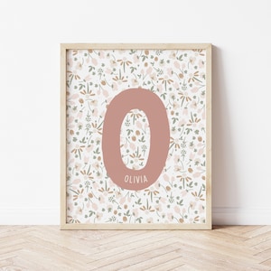 Impressão de nome inicial floral personalizada, arte com nome personalizado em flor, impressão de flores silvestres rosa, arte de parede para impressão, presentes para ela, quarto de bebê para menina