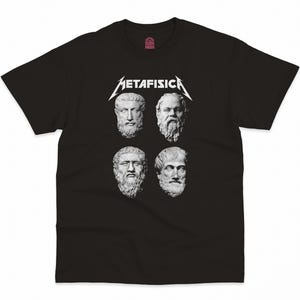 Può includere: Una t-shirt nera a maniche corte con una stampa grafica bianca di quattro busti classici in marmo disposti in un quadrato. Sopra i busti, la parola METAFISICA è stampata in un carattere bianco stilizzato. Un piccolo logo rosso è visibile all'interno del colletto.