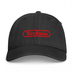 Peut inclure: Une casquette de baseball noire avec un logo brodé rouge sur le panneau avant. Le logo se compose du mot Techno écrit en minuscules grasses, entouré d'un contour ovale horizontal rouge rappelant le logo d'une console de jeu classique.