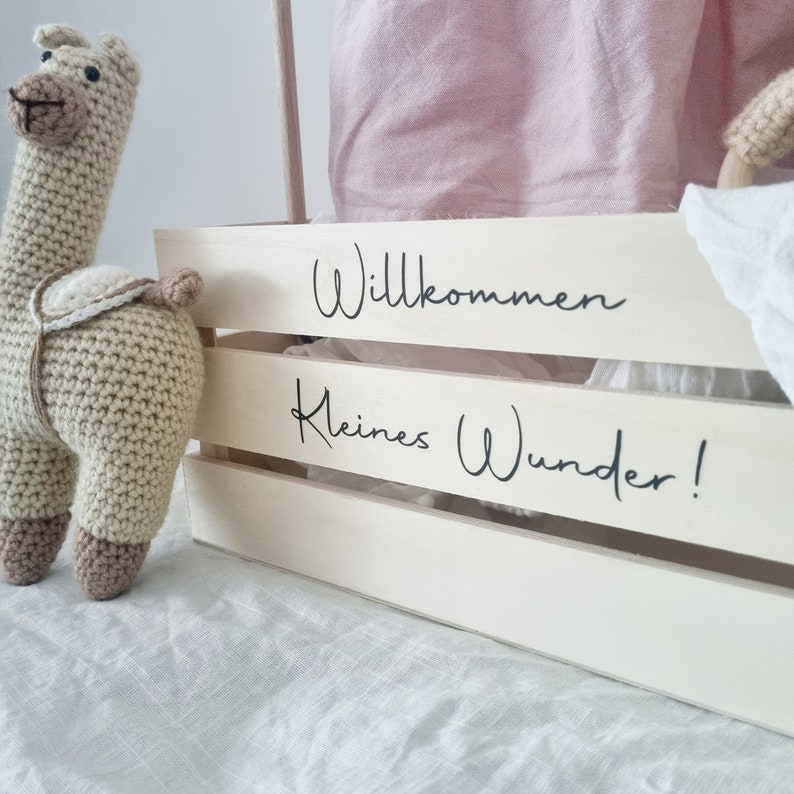 Holzkiste für die Babygeschenke, personalisierte Geschenke-Kiste aus Holz, Geschenkkiste für Babyparty mit Holzstäbe Babyshower Bild 3