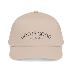 Könnte beinhalten: Beige Baseball Cap mit gebogenem Schirm. Auf der Kappe steht in schwarzer Schrift "GOD IS GOOD all the time". Die Kappe besteht aus einem weichen Stoff und hat eine strukturierte Passform.