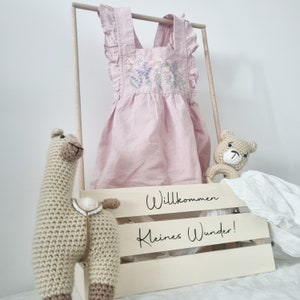 Holzkiste für die Babygeschenke, personalisierte Geschenke-Kiste aus Holz, Geschenkkiste für Babyparty mit Holzstäbe Babyshower Bild 2