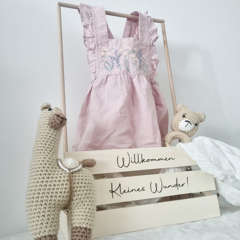 Holzkiste für die Babygeschenke, personalisierte Geschenke-Kiste aus Holz, Geschenkkiste für Babyparty mit Holzstäbe Babyshower Bild 2