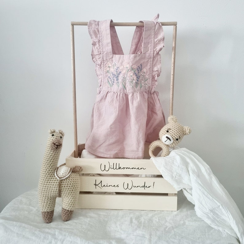 Holzkiste für die Babygeschenke, personalisierte Geschenke-Kiste aus Holz, Geschenkkiste für Babyparty mit Holzstäbe Babyshower Bild 1